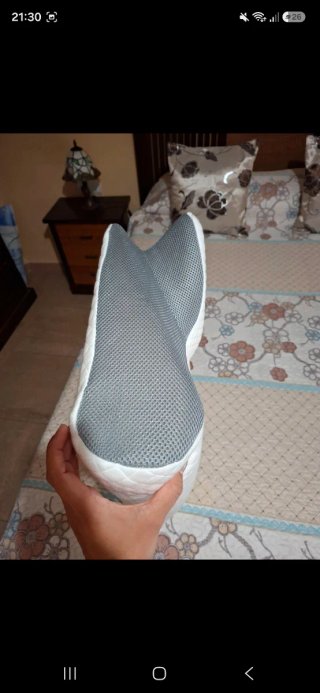 Almohada cervical gris y blanca