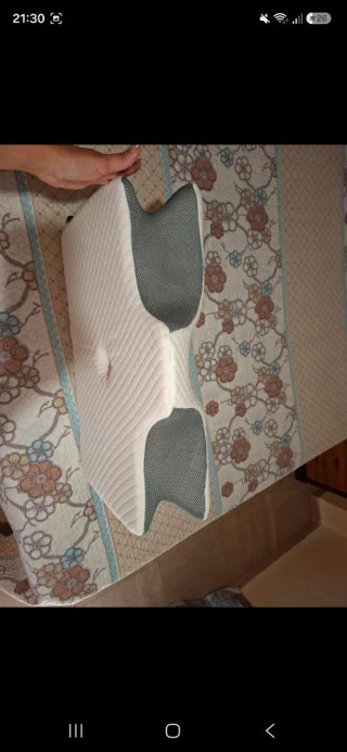 Almohada cervical gris y blanca