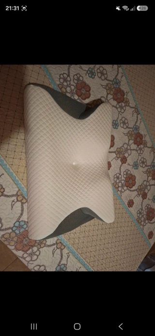 Almohada cervical gris y blanca