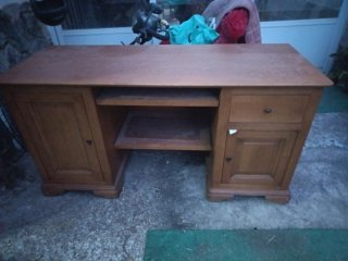 Escritorio de madera marrón