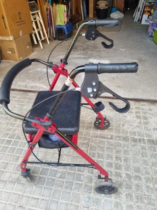 Andador rojo con asiento y ruedas