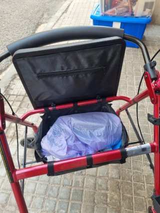 Andador rojo con asiento y ruedas