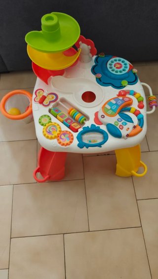 Mesa de actividades para bebé