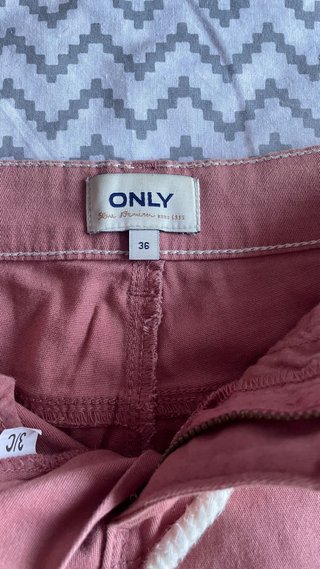 Pantalón corto rosa de Only.
