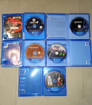 PS4 Slim 1TB + 4 Juegos + Mando + Cables.