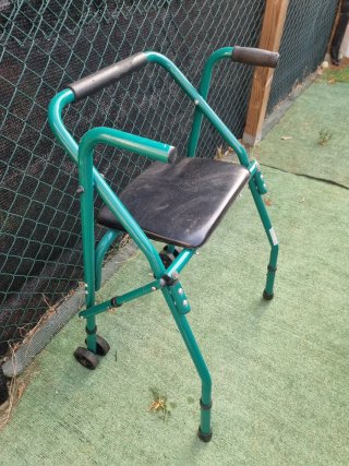 Andador Plegable Verde con Asiento y Ruedas
