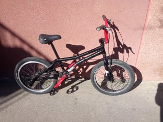 Bicicleta BMX negra y roja