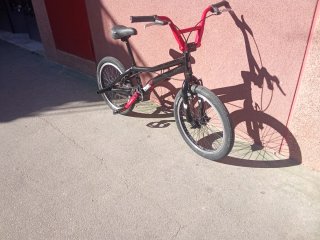 Bicicleta BMX negra y roja