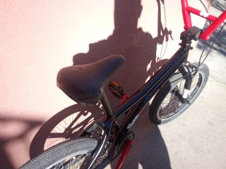 Bicicleta BMX negra y roja