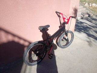 Bicicleta BMX negra y roja