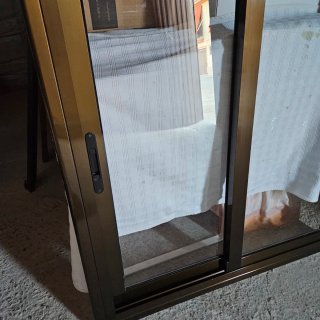 Ventana corredera de aluminio con mosquitera