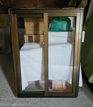 Ventana corredera de aluminio con mosquitera