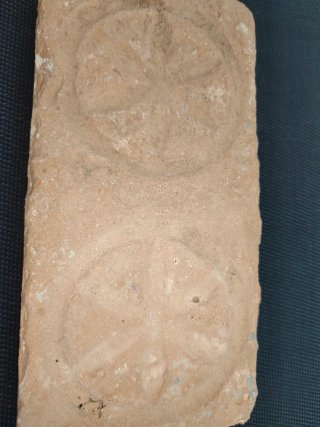 Ladrillo de terracota antiguo con relieve