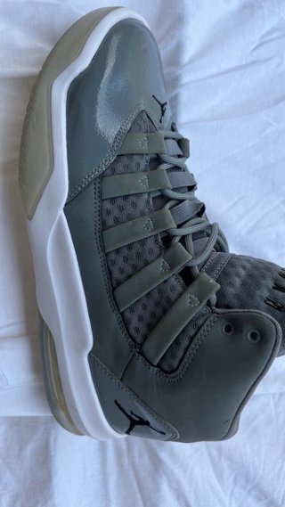 Zapatos Jordan Grises y Blancos