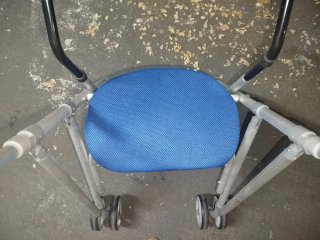 Andador con asiento y ruedas
