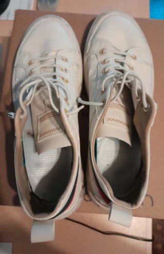 Zapatillas deportivas blancas y verdes