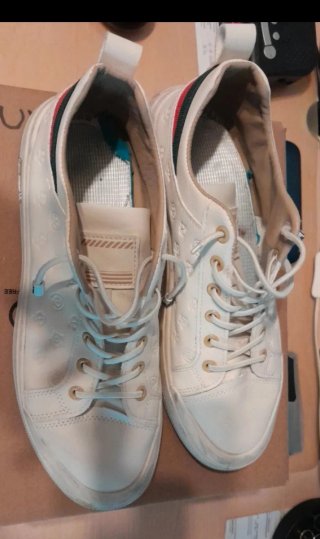 Zapatillas deportivas blancas y verdes