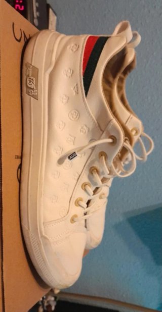 Zapatillas deportivas blancas y verdes