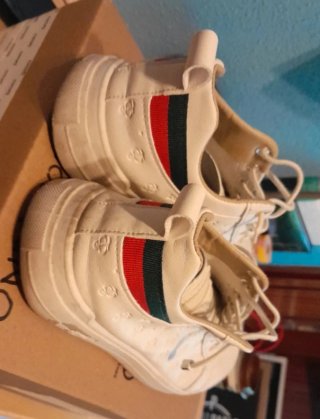 Zapatillas deportivas blancas y verdes