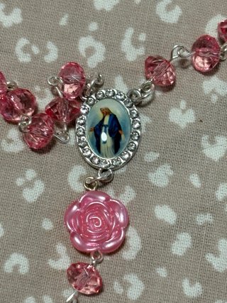 Conjunto Rosario y Pendientes Rosas Hecho a Mano