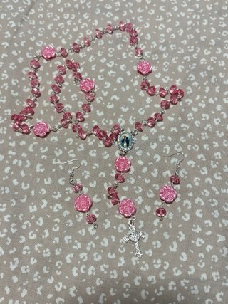 Conjunto Rosario y Pendientes Rosas Hecho a Mano