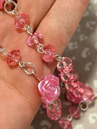 Conjunto Rosario y Pendientes Rosas Hecho a Mano