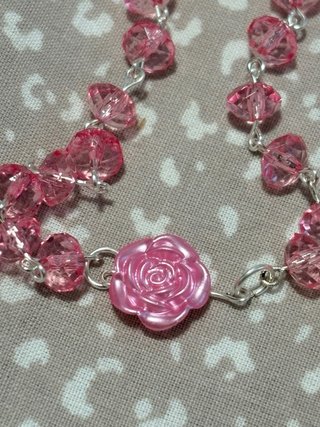 Conjunto Rosario y Pendientes Rosas Hecho a Mano
