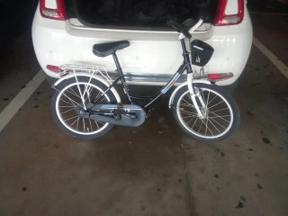 Bicicleta infantil negra y blanca