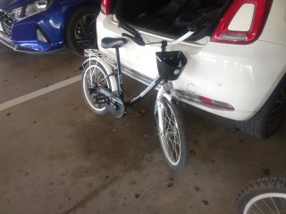 Bicicleta infantil negra y blanca
