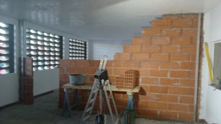 Baños públicos con duchas y lavabos