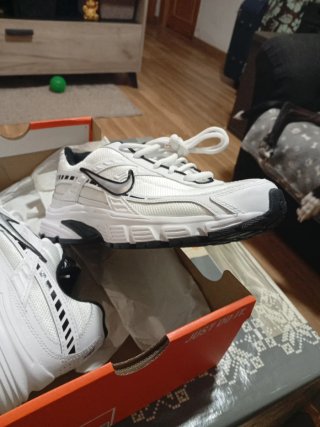 Zapatillas Nike blancas y negras la caja naranja