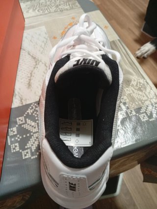 Zapatillas Nike blancas y negras la caja naranja