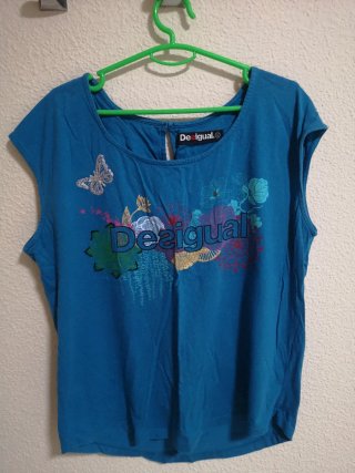 Camiseta Desigual Azul con Mariposa y Flores