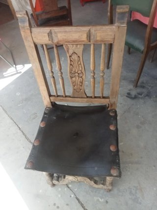 Sillón de madera tallada y asiento de yute