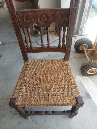 Sillón de madera tallada y asiento de yute