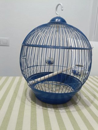 Jaula para pájaros azul con comederos