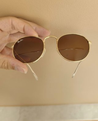 Gafas de sol Ray-Ban doradas y marrones