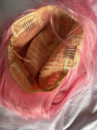 Peluca Rosa Larga con Peinetas (Nueva con Etiqueta