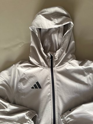 Chaqueta Adidas Gris con Capucha