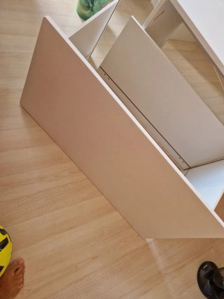 Escritorio infantil IKEA con panel y baul