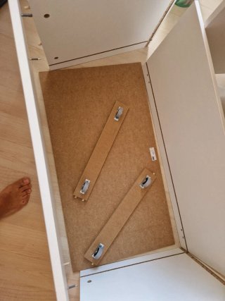 Escritorio infantil IKEA con panel y baul