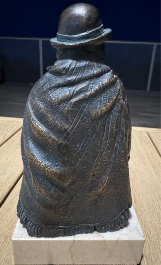 Escultura de bronce mujer con sombrero