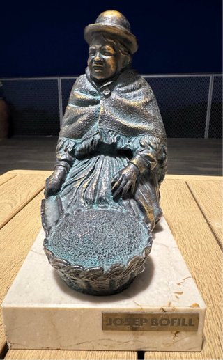 Escultura de bronce mujer con sombrero