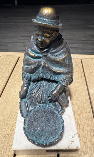 Escultura de bronce mujer con sombrero