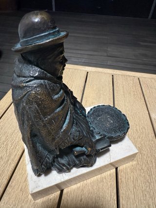 Escultura de bronce mujer con sombrero