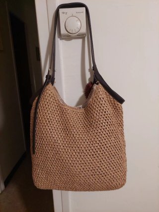 Bolso de rafia con adorno floral,