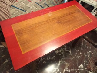 Mesa de madera maciza roja y marrón