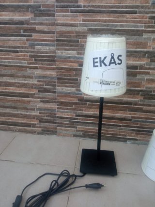 Dos Lámparas de mesa IKEA EKÅS beige/blanca/negra