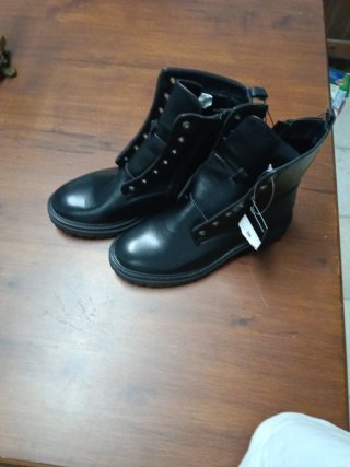 Botas negras con cordones y cremallera