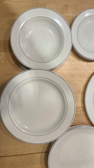 Vajilla cerámica blanca con línea azul